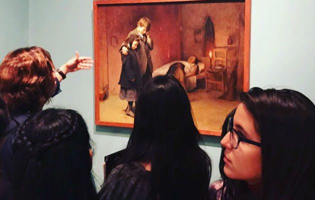 Sinclair junto a una grupo de jóvenes ganaron y tuvieron la oportunidad de aprender sobre las pinturas