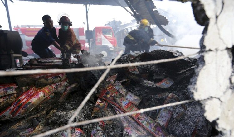 Socorristas buscan cuerpos. /Foto EFE