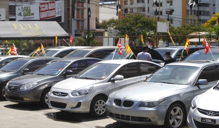 Ferias, promociones, bajos costos, son algunas de las alternativas que han optado por implementar los comerciantes dedicados a la venta de autos en el país. /Foto Archivo