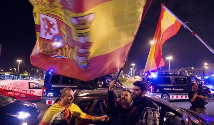 Contrarios a la declaración de independencia unilateral de Cataluña protestaron en calles de Barcelona protegidos por los Mozos de Esquadra. EFE