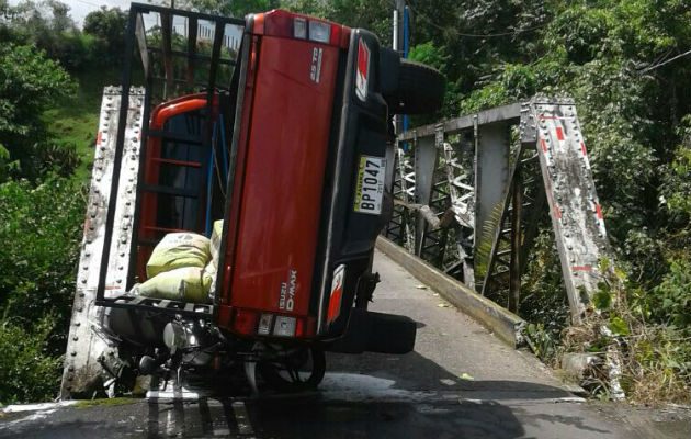 Accidente de motociclista que colisionó con un vehículo pickup.  