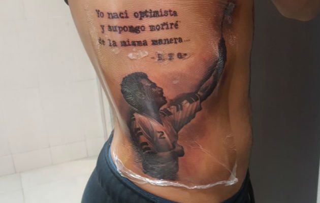 La frase que acompaña su “tatto” es original de su hermano