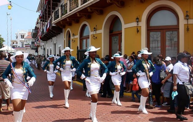 No se permitirá el consumo de productos de tabaco en la ruta del desfile