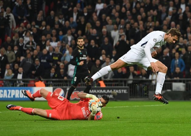 Fernando Llorente de Tottenham (d) ante el portero Casilla. Foto EFE