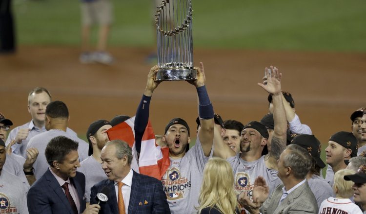 Springer (c) empató la marca de cinco jonrones en una Serie Mundial, lograda por   Reggie Jackson en 1977 y  Chase Utley  en 2009. /Foto AP