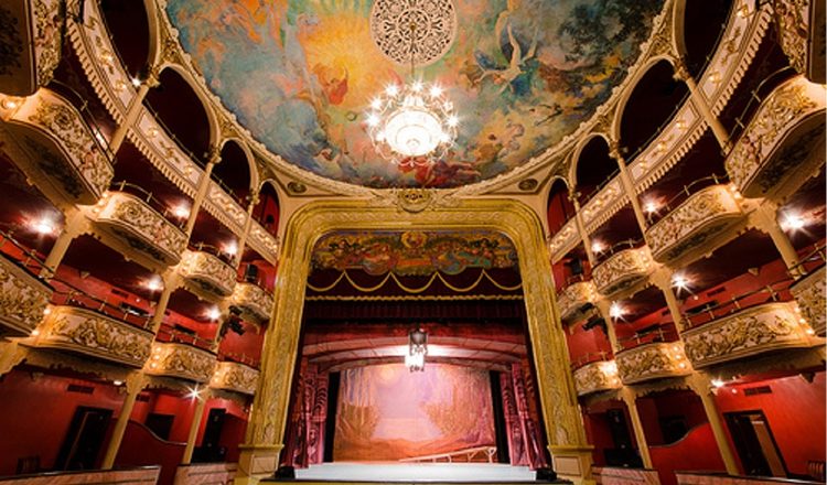 El Teatro Nacional, fundado en 1907, ha estado cerrado desde hace varios años y se ha comenzado a trabajar en su restauración tras un estudio realizado por la UTP. Archivo