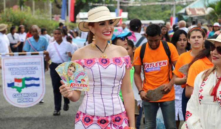 La diputada oficialista repartió agua y abanicos en los desfiles de Pacora, ubicado en su circuito. Twitter