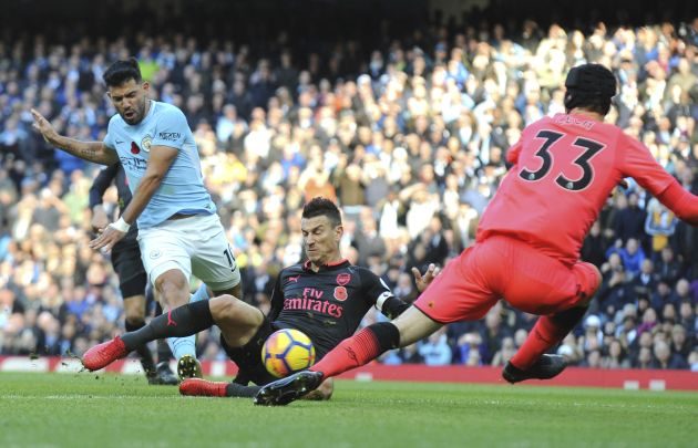 Agüero ante el arquero del Arsenal. Foto AP