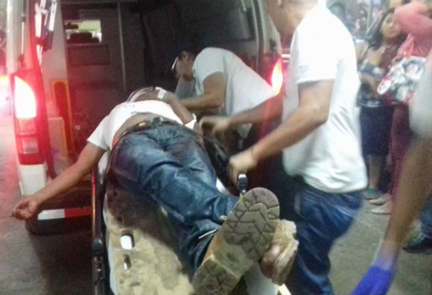Uno de los heridos en la balacera cuando es trasladado al hospital regional. Foto: Mayra Madrid