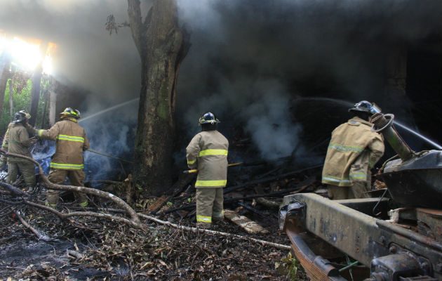 En un incendio de gran magnitud trabajan hasta 200 bomberos. Fotos: Eric Montenegro. 