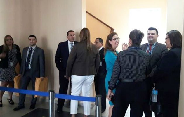 La primera audiencia se suspendió alegando problemas con el Internet.