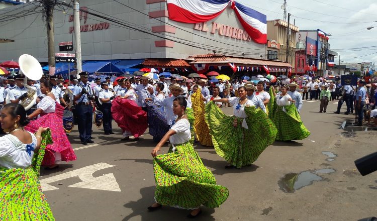 Tamboritos, empolleradas, batuteras, batallones y escoltas se lucieron en la ciudad de Santiago. /Foto José Manuel Adames