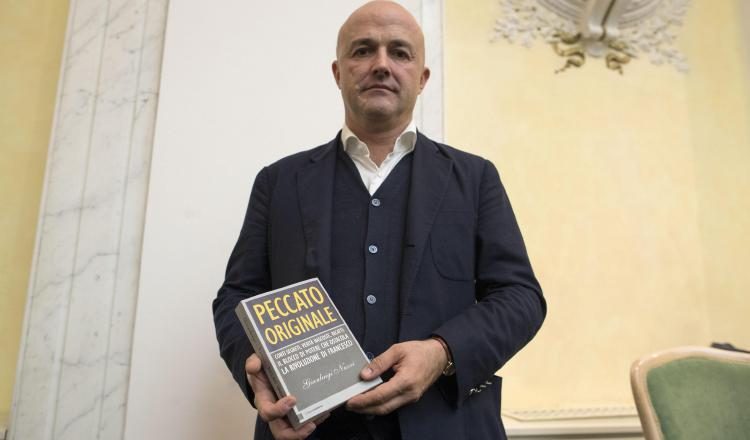 El periodista italiano Gianluigi Nuzzi en la presentación de su  libro "Pecado Original". EFE