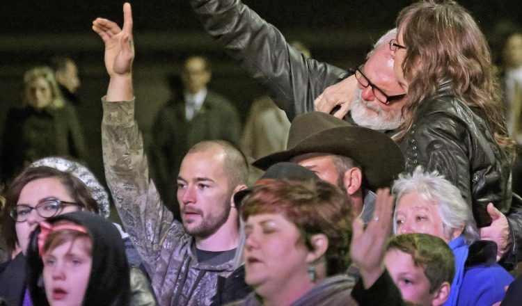 Familiares de las víctimas que murieron en la iglesia First Baptist, realizan una vigilia. /Foto AP