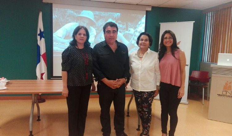 Hernán Araúz y directivas de la Biblioteca Nacional. Cortesía.