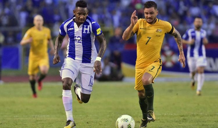 Romell Quiotto, de Honduras (izq.), disputa el balón con Joshua Risdon de Australia. EFE