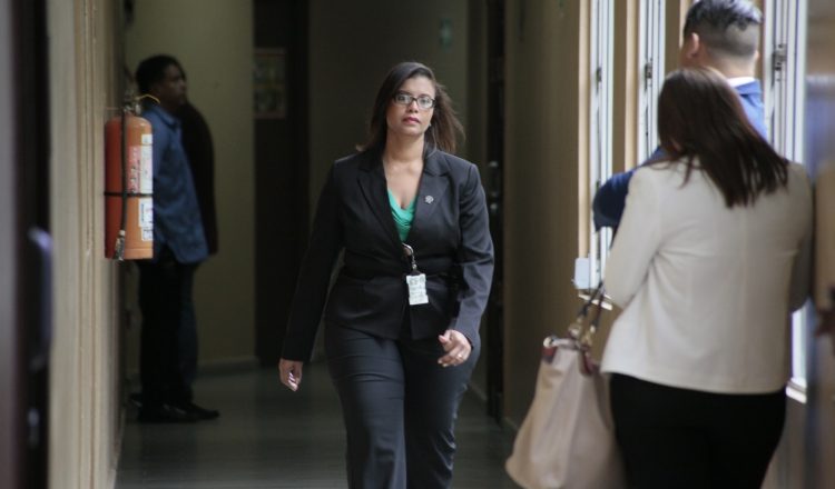 La fiscal especializada anticorrupción a su llegada al acto de homologación de acuerdos. Víctor Arosemena