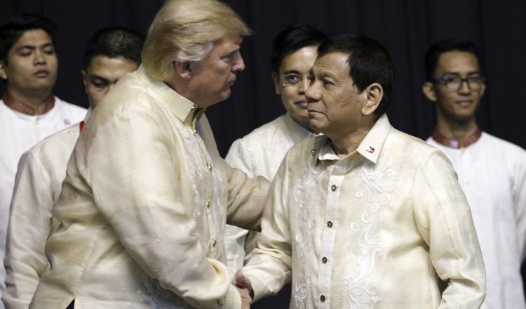 Donald Trump saluda al presidente de Filipinas Rodrigo Duterte, durante la cena de gala de la ASEAN. /Foto AP