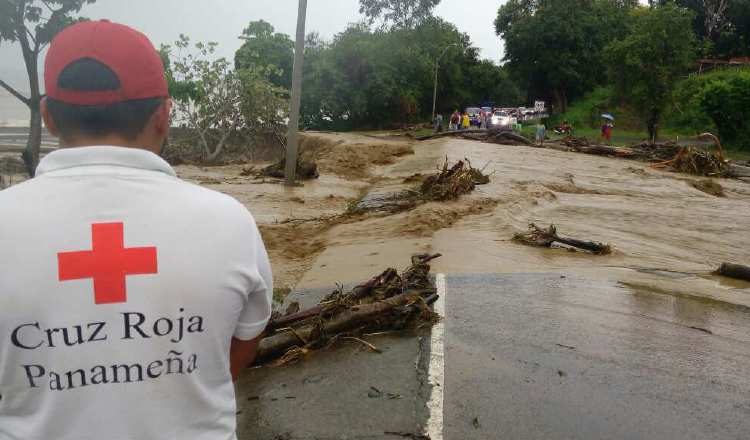 El desbordamiento del río Guanábano, en el corregimiento de Puerto Armuelles, en Barú. 
