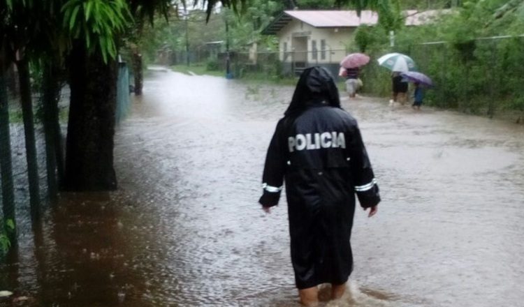 Una unidad policial camina entre las aguas por las calles de Tonosí, provincia de Los Santos. /Foto Zenaida Vásquez.  