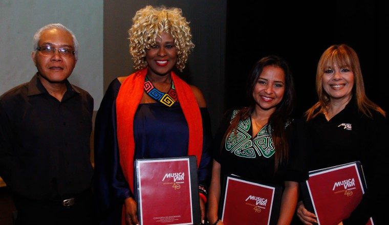4. Álex Espinosa, Yomira John, Liseth Córdoba y Grace Price.
