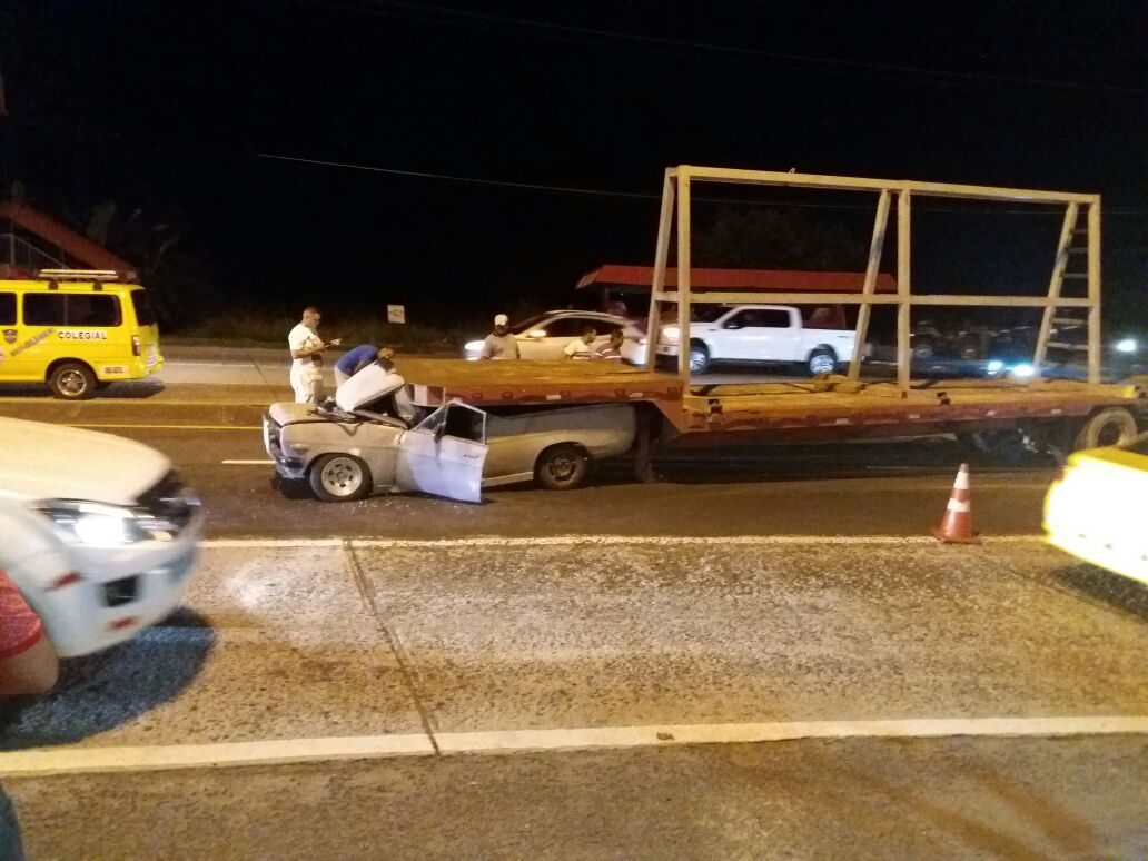 El auto pequeño quedó hecho añicos / Foto: Mirian Lasso.