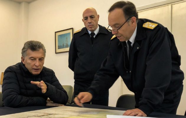 El presidente Mauricio Macri, se informa de primera mano sobre la búsqueda del submarino ARA San Juan. FOTO/EFE