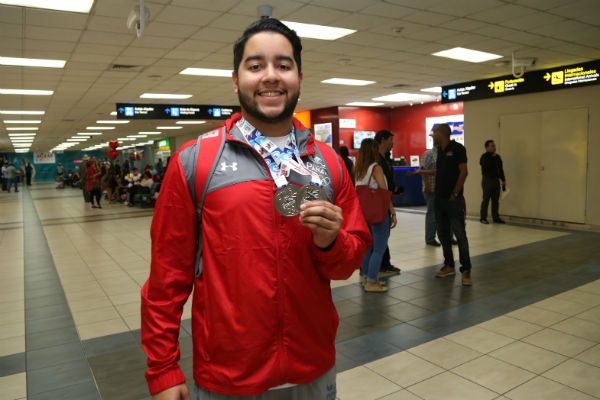  Lee muestras sus medallas de plata. 