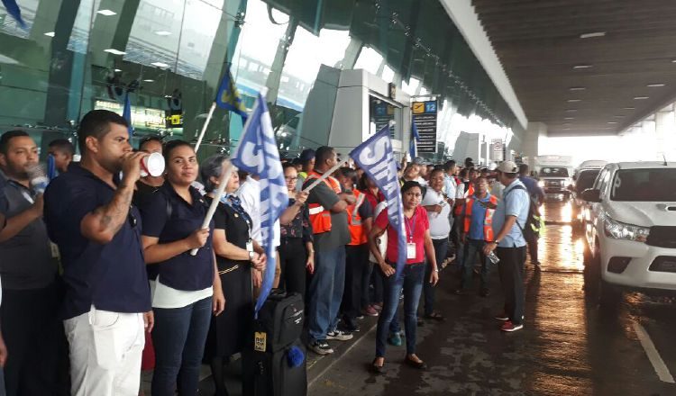 Trabajadores gritaban consignas como "más aviones para qué, si la plata no se ve".  Foto: Twitter