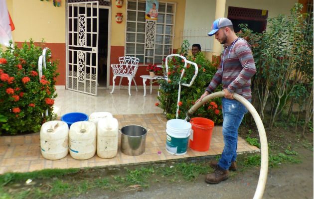 En los portales se ven los tanques para recolecta agua de cisternas. Foto: Thays Domínguez. 