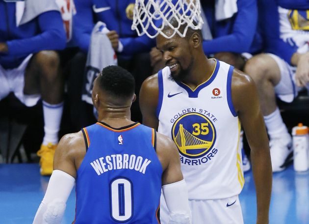 Durant le dice cosas  Russell Westbrook. Foto AP