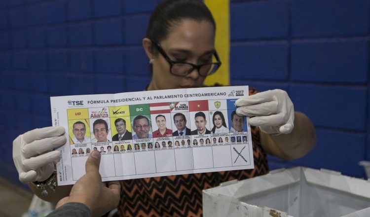 Cuentan los votos de las elecciones presidenciales. /Foto AP
