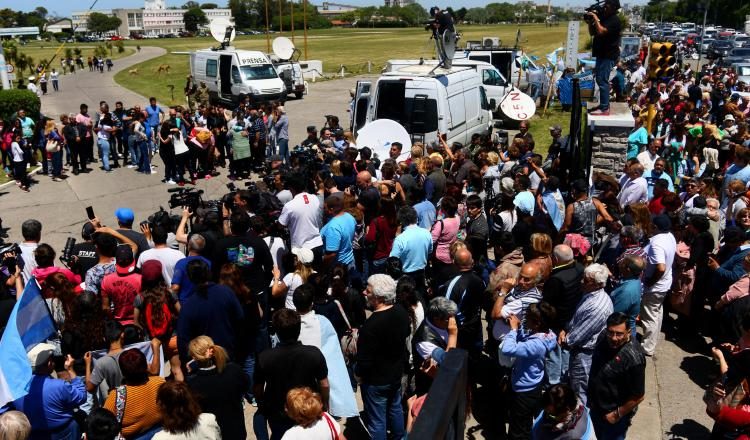 Familiares de los tripulantes del ARA San Juan se reúnen con vecinos marplatenses. /Foto EFE