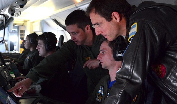 Militares a bordo del P-8 Poseidon de la US Navy, mientras se efectúan vuelos para localizar al ARA. /Foto EFE