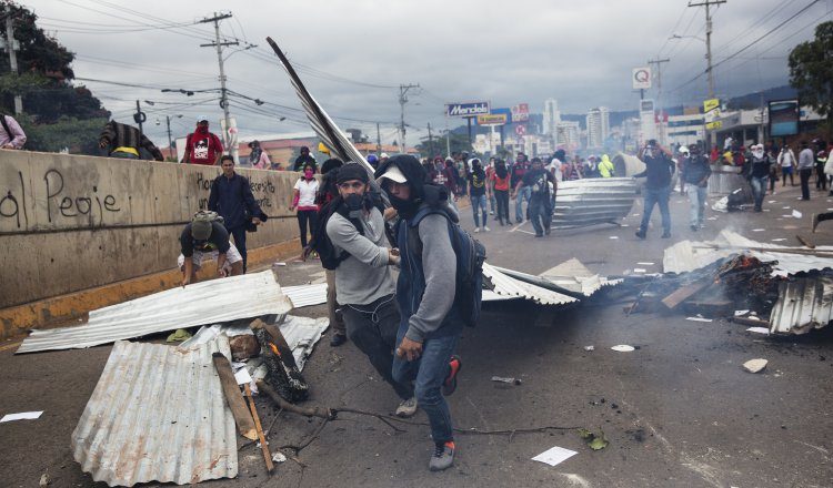 Manifestantes salen a las calles en Tegucigalpa para protestar contra el proceso electoral. /Foto EFE