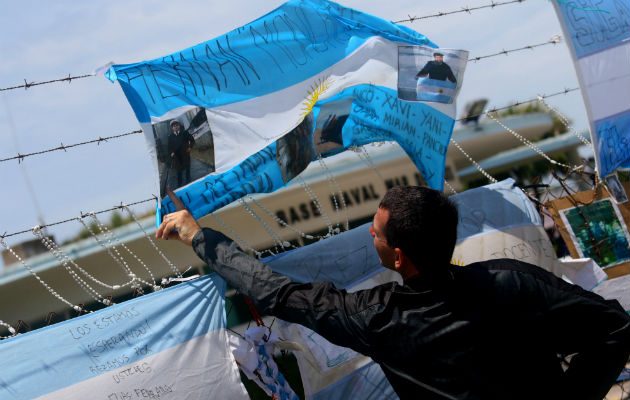 Un hombre cuelga una bandera para brindar apoyo en la Base Naval Mar del Plata (Argentina). FOTO/EFE