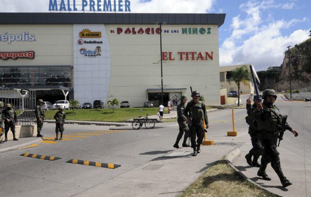 La policía y los militares vigilan las calles en todo el país para evitar más actos de violencia. FOTO/EFE