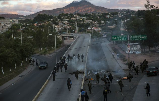 Las fuerzas del orden público mantienen vigilancia en las calles. FOTO/AP
