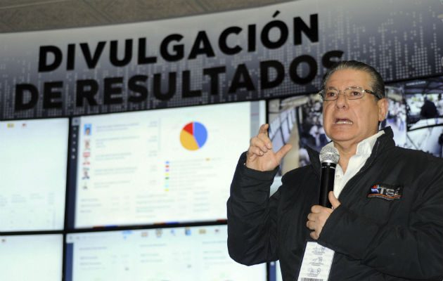 El magistrado presidente del TSE, David Matamoros, explicó que el escrutinio se hará en 42 mesas. FOTO/EFE 