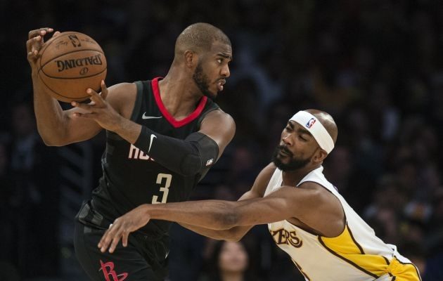 El base Chris Paul (izq.) aportó 21 tantos. Foto AP