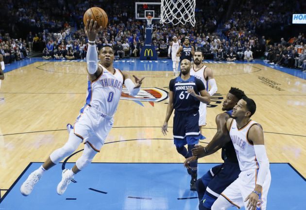 Russell Westbrook (0) volvió a ser la figura salvadora de los Thunder de Oklahoma City. Foto AP