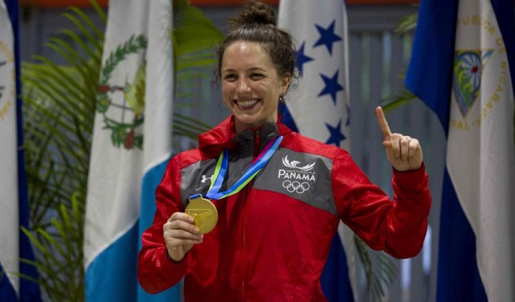 Eileen Grench posa con la medalla de oro. /Foto EFE