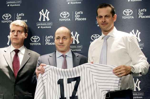 El dueño de los Yanquis, Hal Steinbrenner, el gerente general del equipo, Brian Cashman, y el nuevo manejador de los New York Yankees, Aaron Boone. Foto EFE