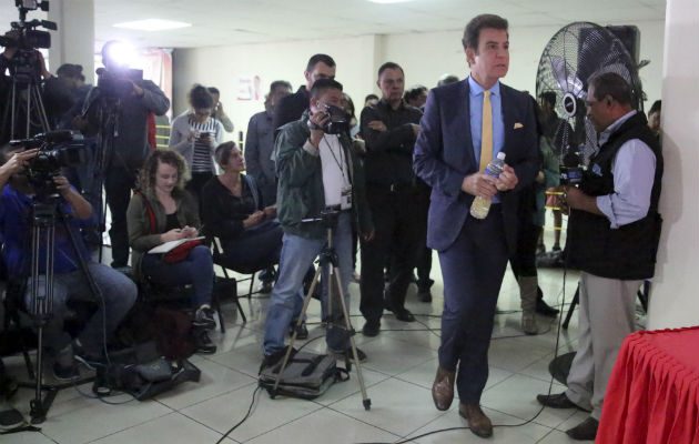 El opositor Salvador Nasralla, ofrece una conferencia de prensa sobre la situación del país. FOTO/EFE