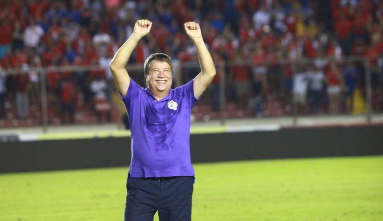 Hernán Darío "El Bolillo" Gómez hizo historia al clasificar su tercer país en una fase final a un mundial. /Foto Anayansi Gamez