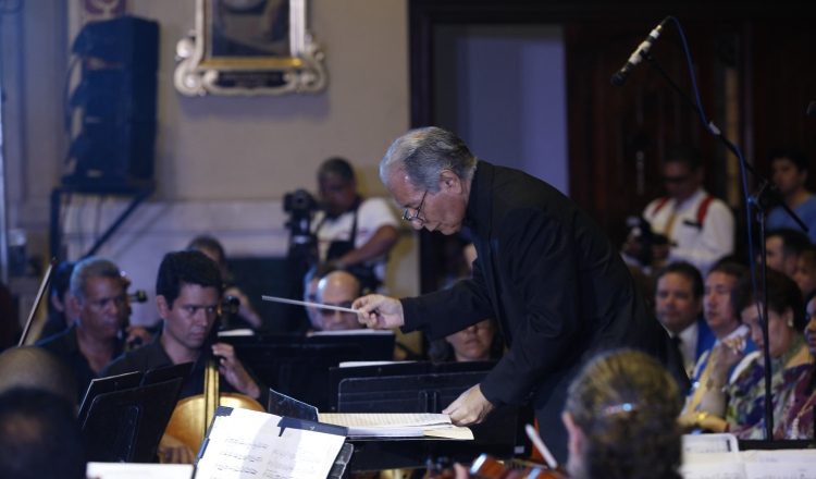El maestro Jorge Ledezma Bradley cuando digige la Orquesta Sinfónica Nacional este miércoles 14 de diciembre. /Foto Josué Arosemena.