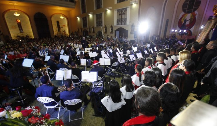Excelente la acústica. El  público se deleitó con la música navideña.