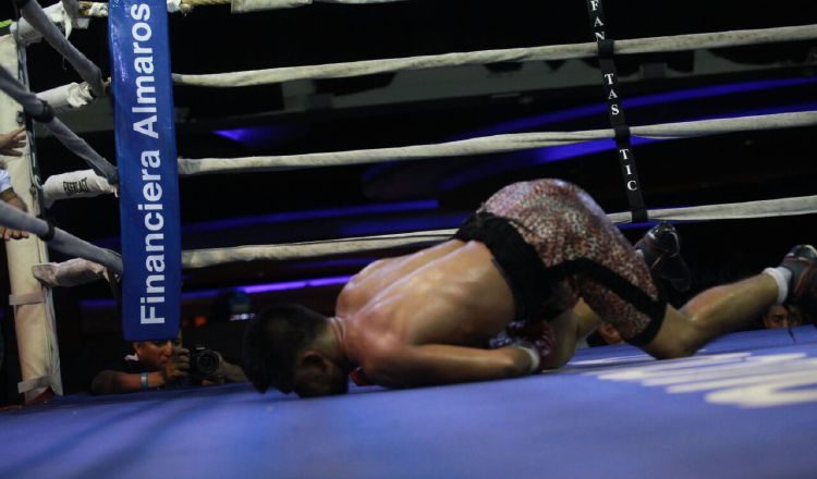 Jorge "El Búfalo" Sánchez (pantalón de leopardo) terminó en el suelo, tras los certeros golpes de Edixon Pérez. Anayansi Gamez