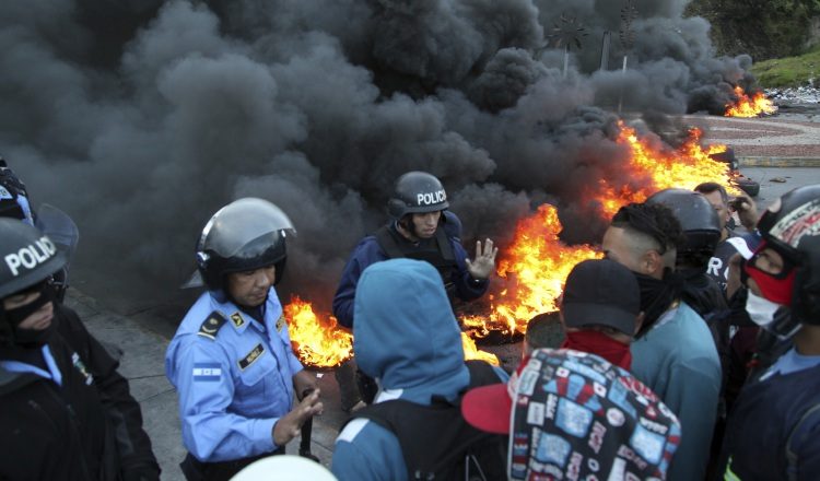 Policía trata de mediar para restablecer el tránsito, pero los manifestantes insisten en mantener los bloqueos de protesta. EFE