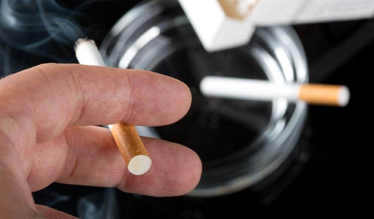 El proyecto de ley detalla que todos los paquetes de cigarrillos que se comercialicen tendrán un empaquetado sencillo. Archivo